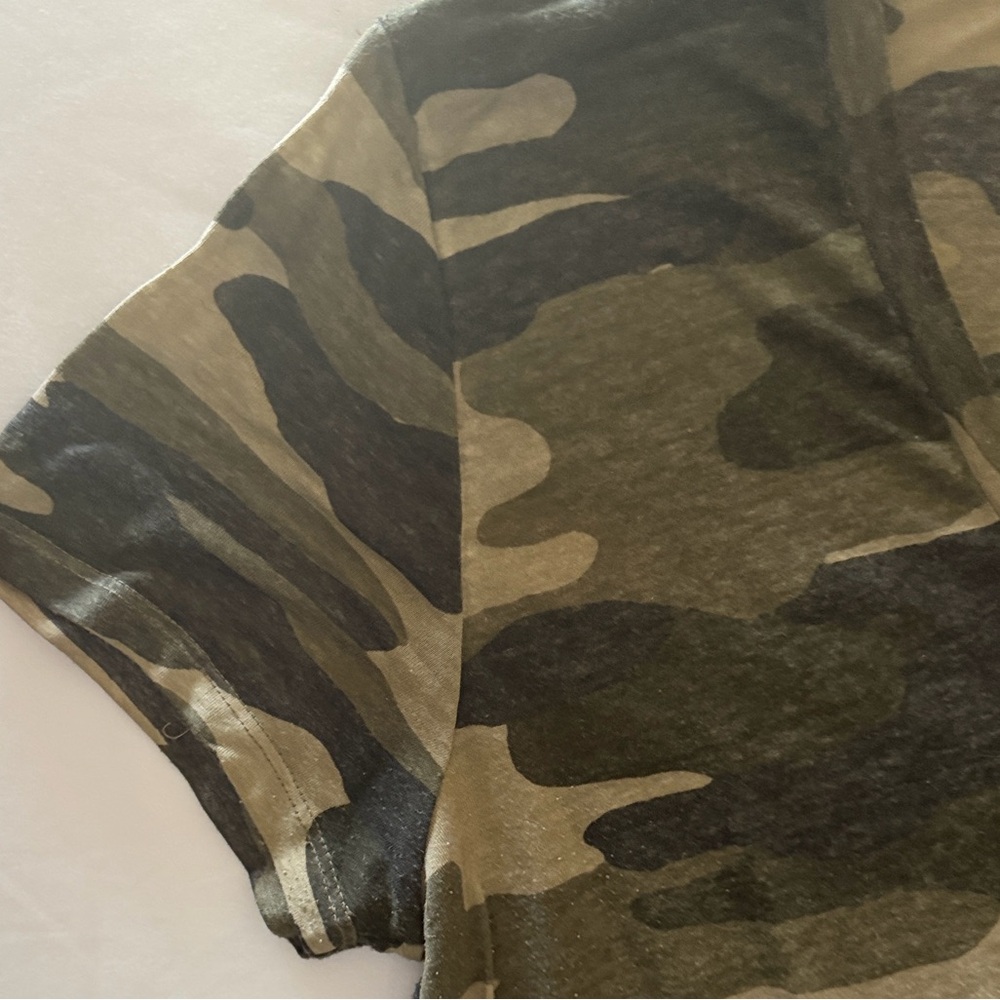Lucky Brand Olive and Charcoal Camo V‑Neck Short Sleeve Tee - XL - Picture 2 of 4